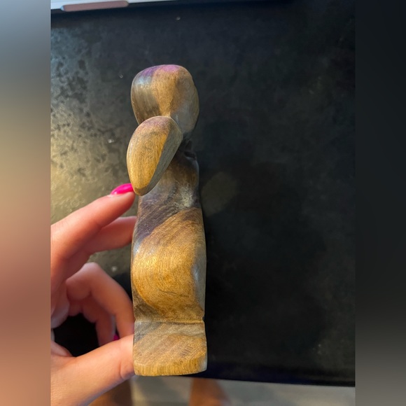 Man and Woman kissing wood - Picture 8 of 9